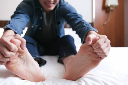 पुरुषों में पैरों के तलवों में जलन और दर्द: कारण, घरेलू उपाय, दवाएँ और क्रीम