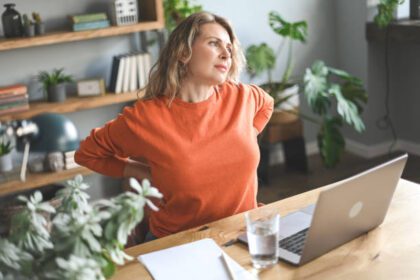 महिलाओं में पीठ दर्द (Back Pain) के प्रकार ,कारण और ठीक करने के घरेलू उपचार